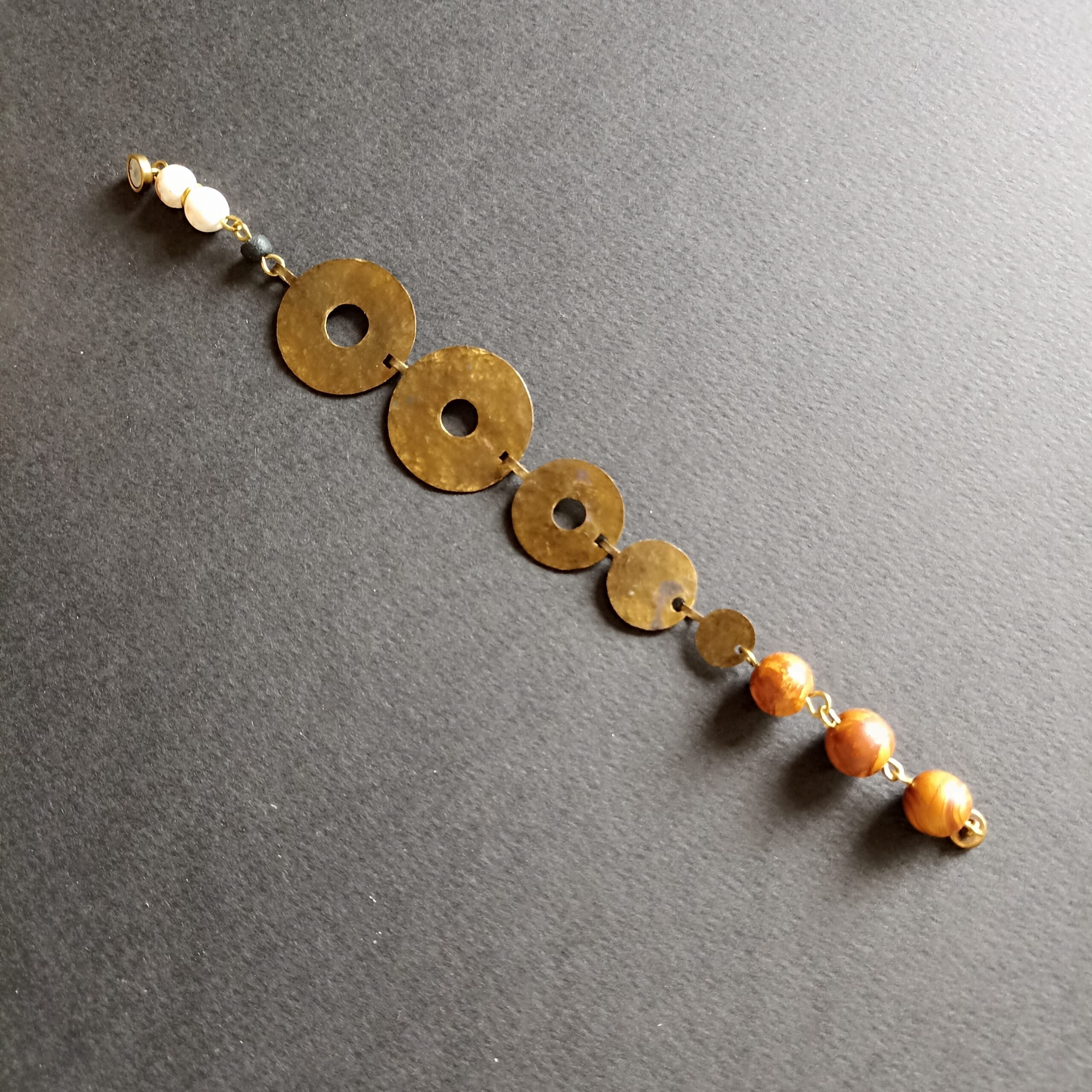 Bracelet Nymphe posé à plat sur un fond noir.