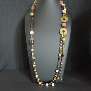 Collier long double rang, perles couleurs naturelles en bois, verre et laiton.