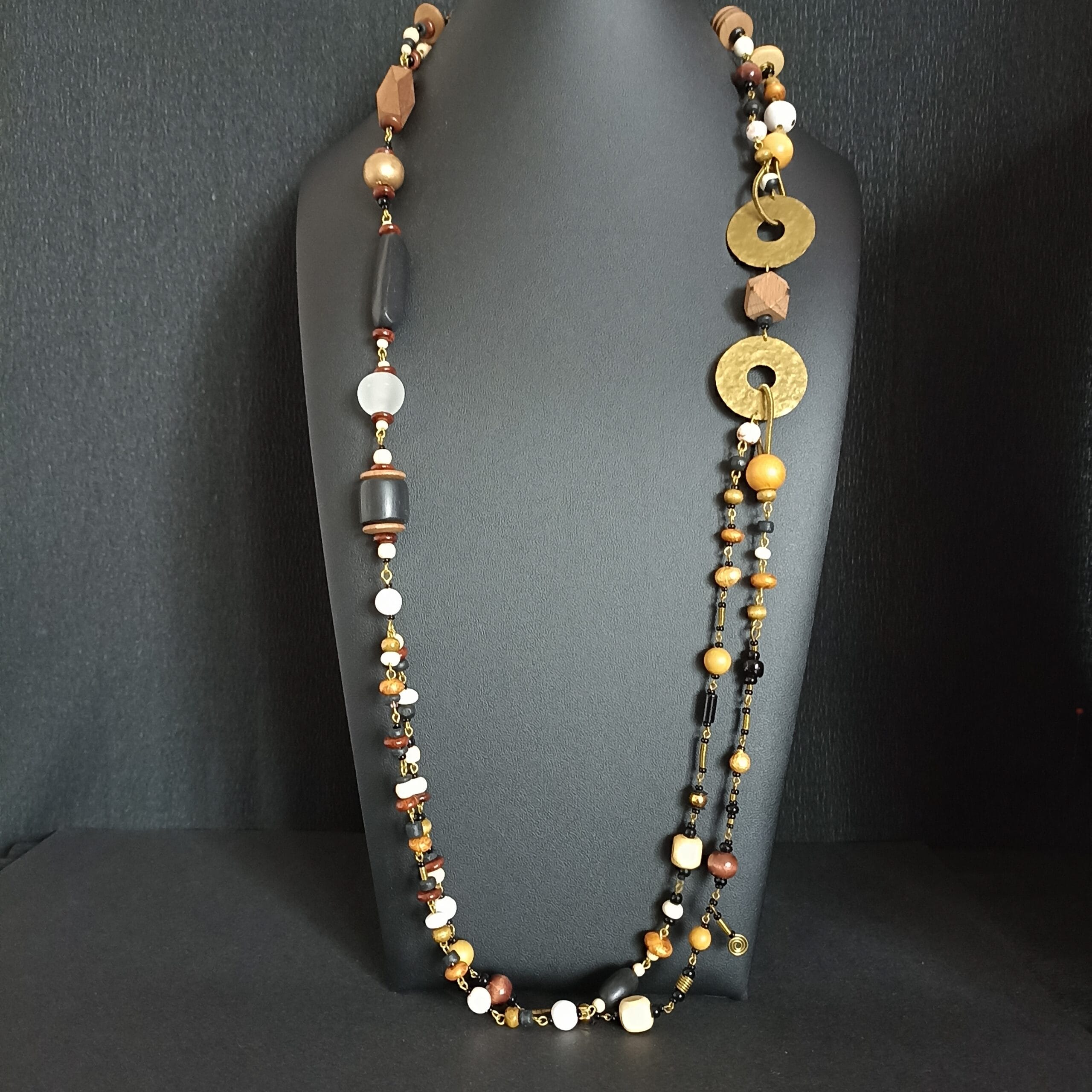 Collier long double rang, perles couleurs naturelles en bois, verre et laiton.