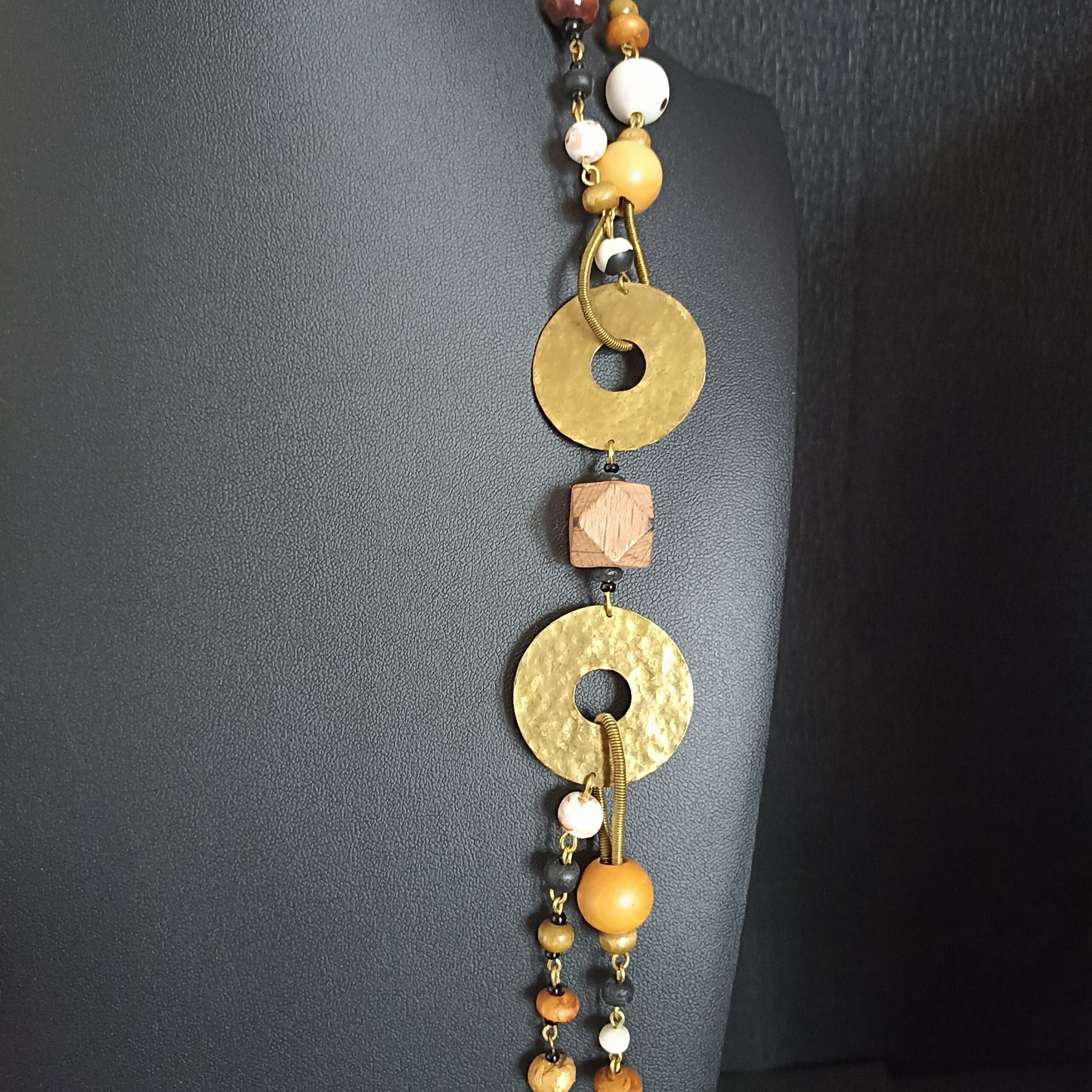 détail du collier aux couleurs naturelles inspirées de la plage.