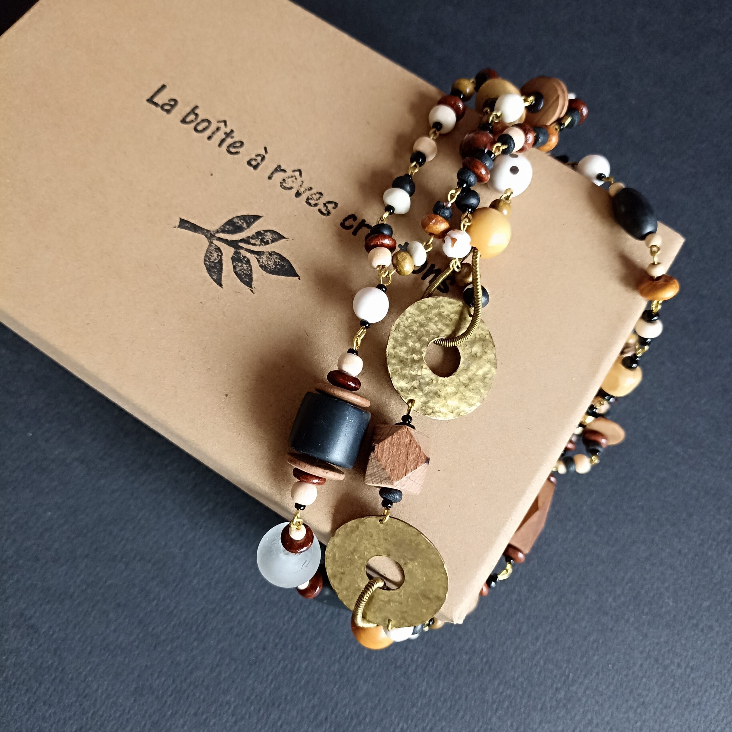 Collier Thétis présenté posé sur son écrin en carton.