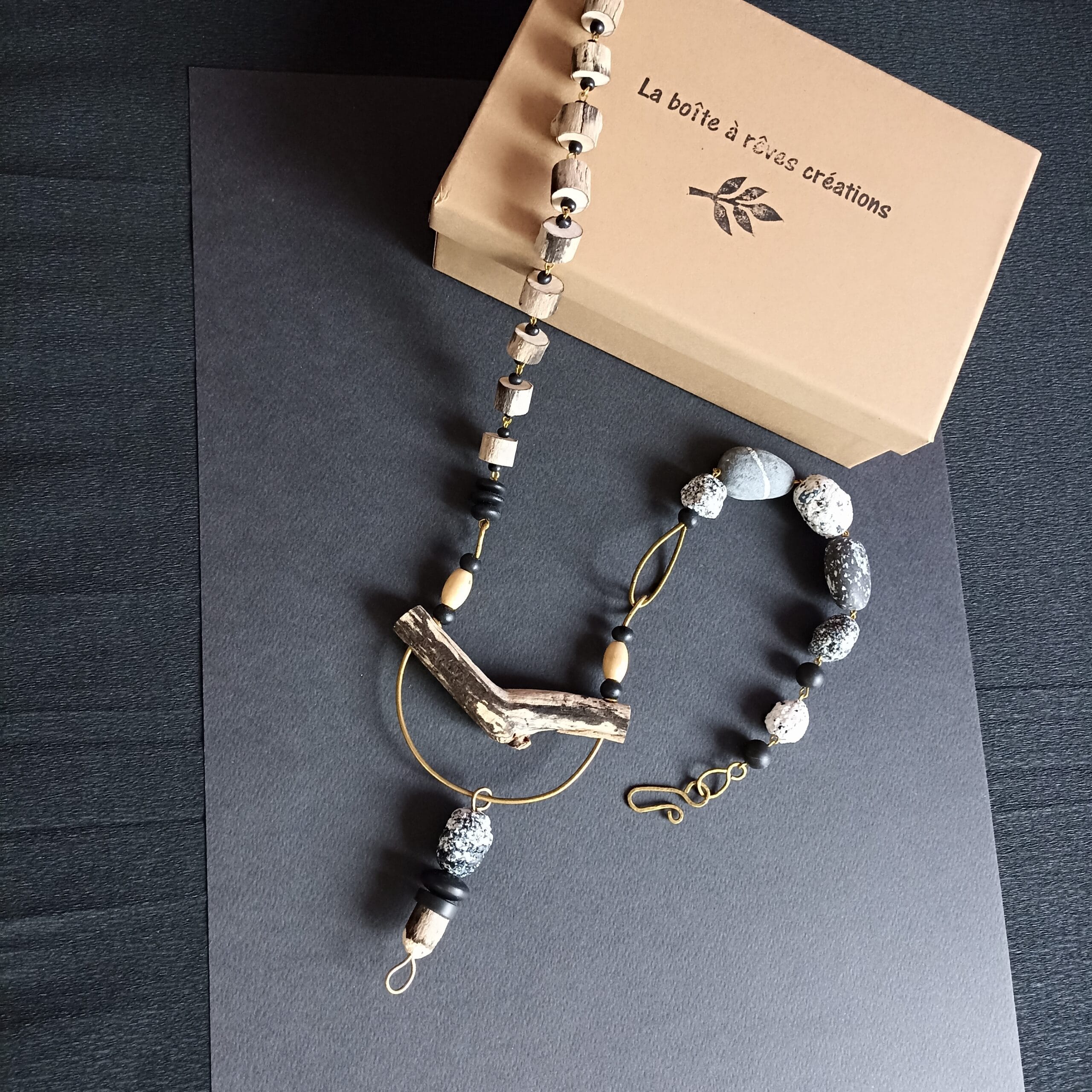 Vue sur le collier Sylvana posé sur son écrin sur fond noir.