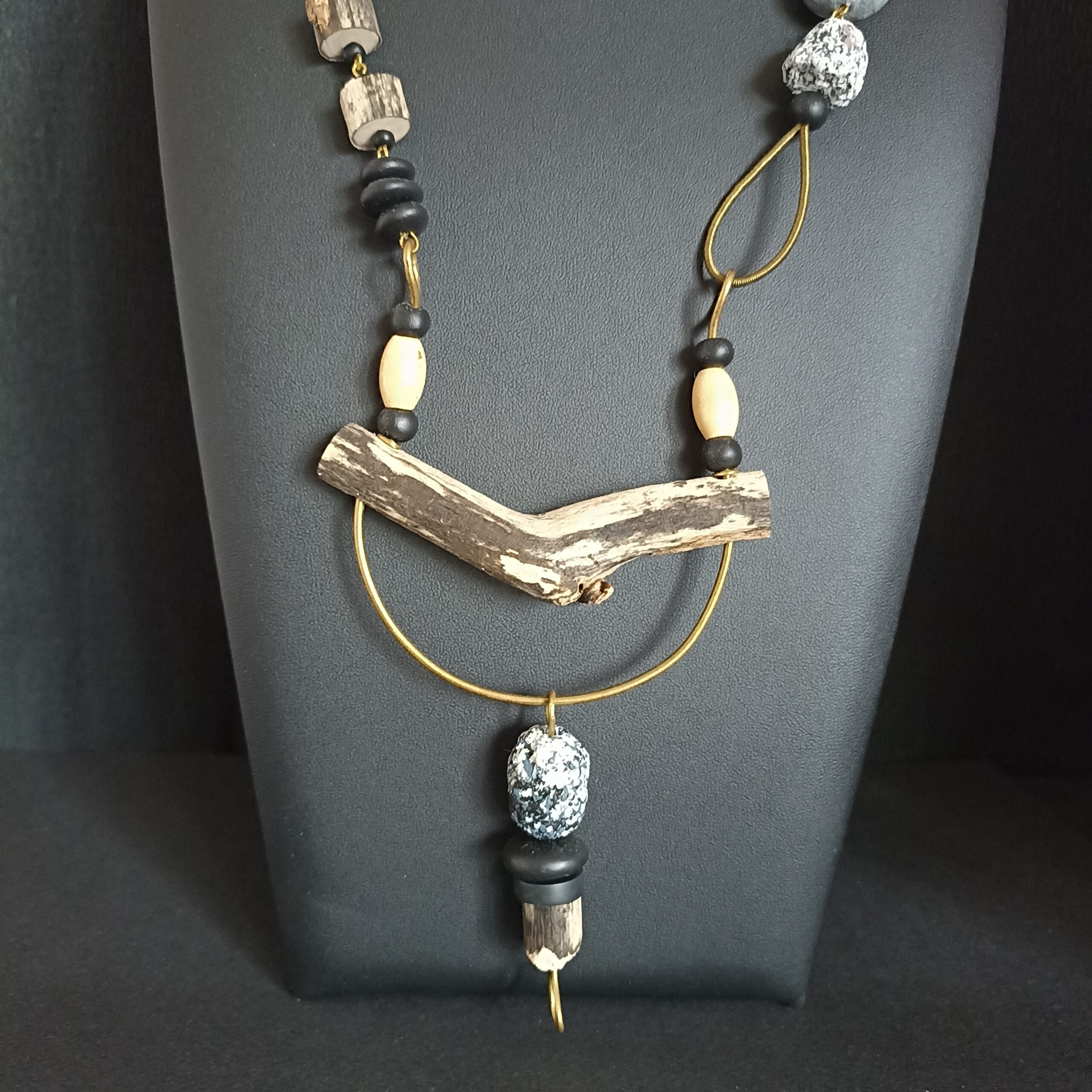 détail du pendentif du collier Sylvana avec son motif en bois flotté.