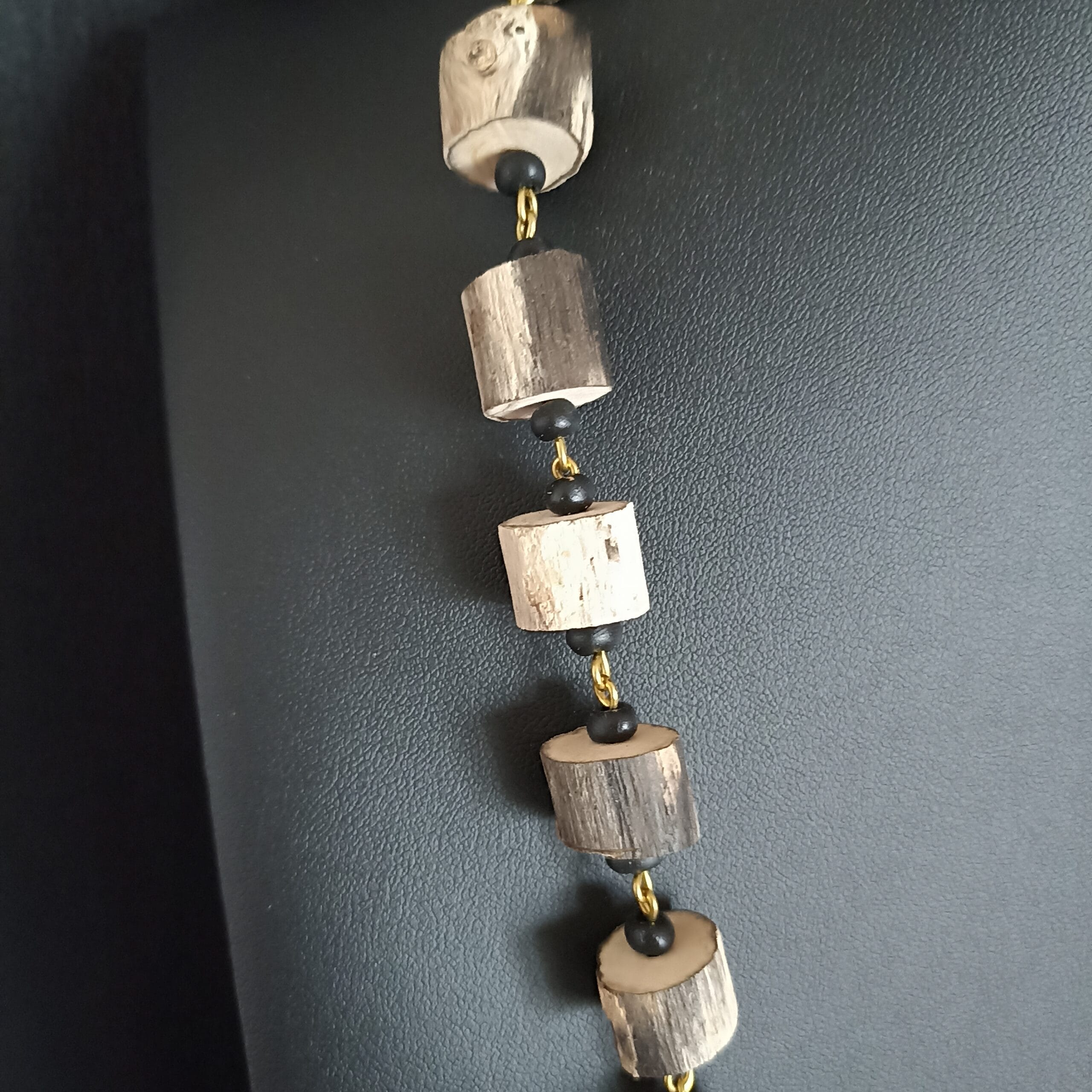 détail du collier Sylvana avec ses perles en tronçons de bois flotté.