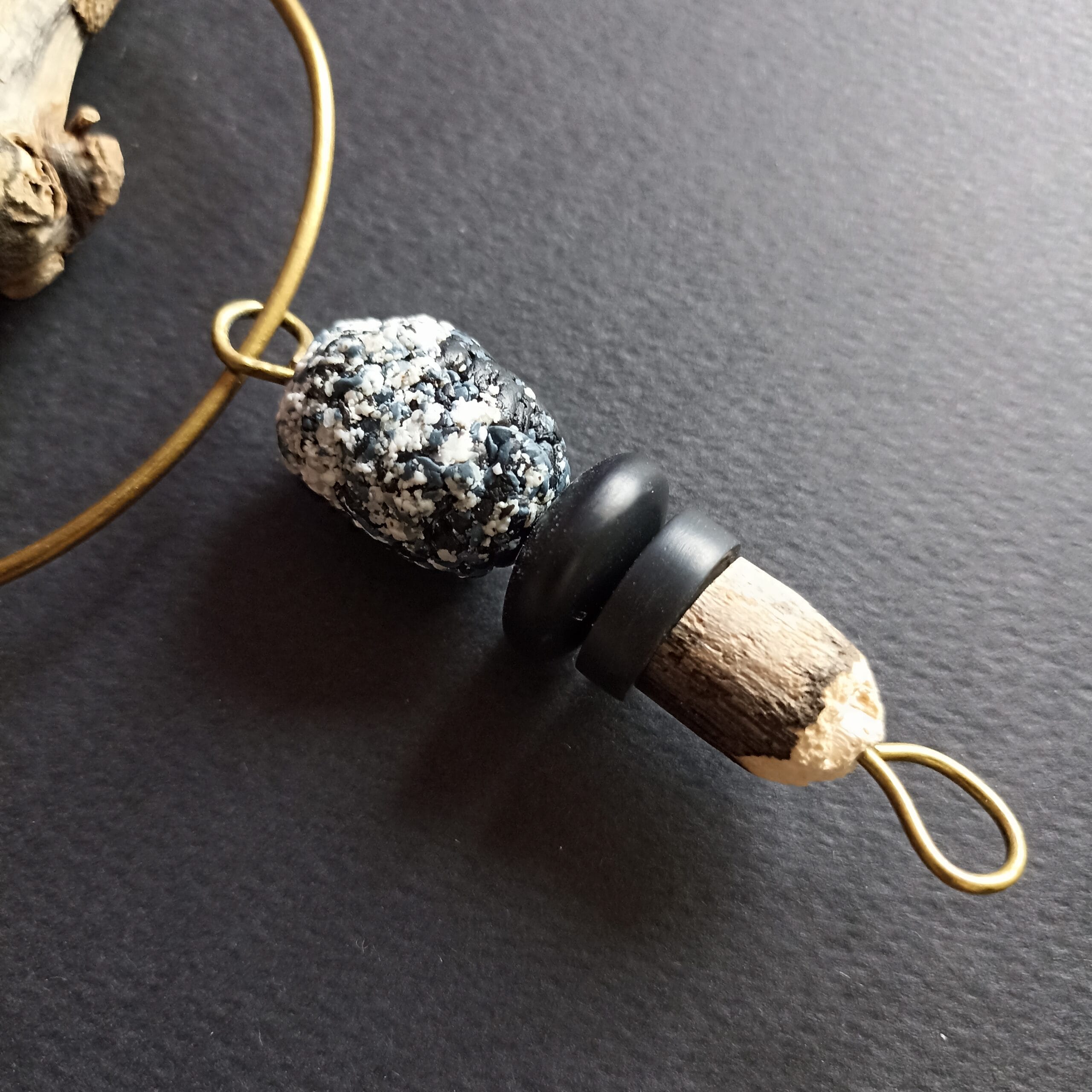 gros plan sur le pendentif du collier Sylvana.