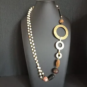 Collier Océane, double rang, long, en perles de pâte polymère et bois. Fermoir rond en laiton martelé.