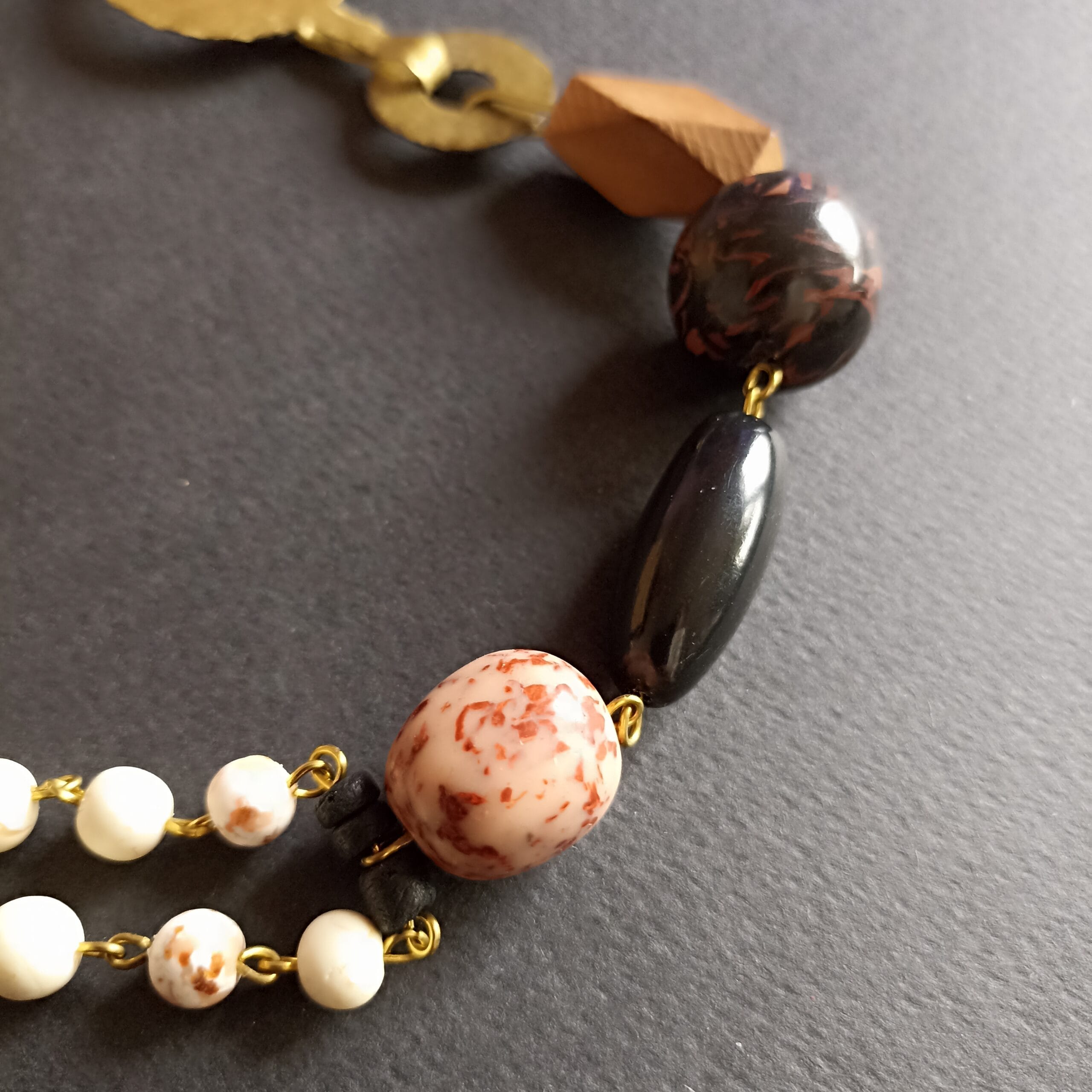 Détail de perle en pâte polymère du collier Océane.