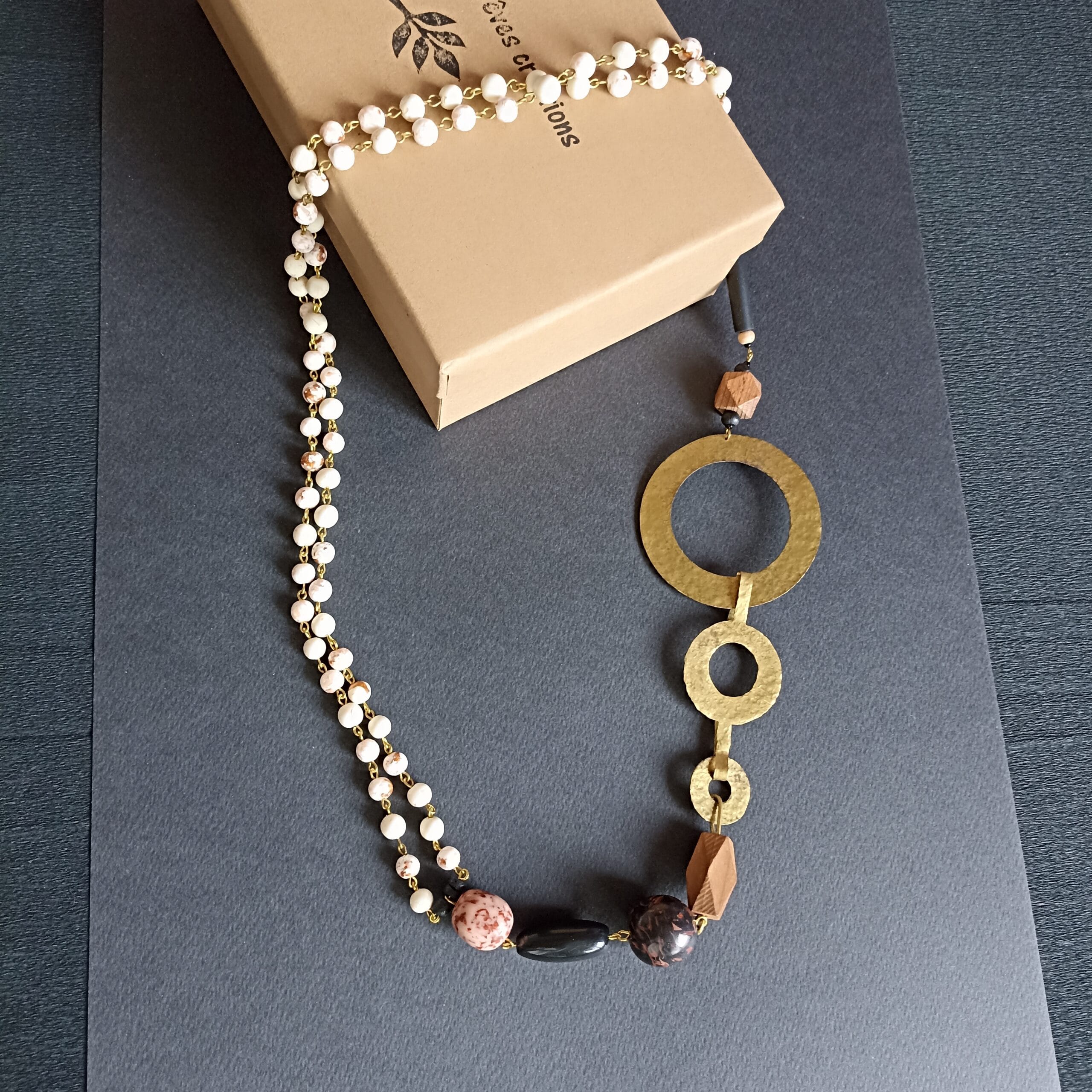 Collier Océane posé sur son écrin .