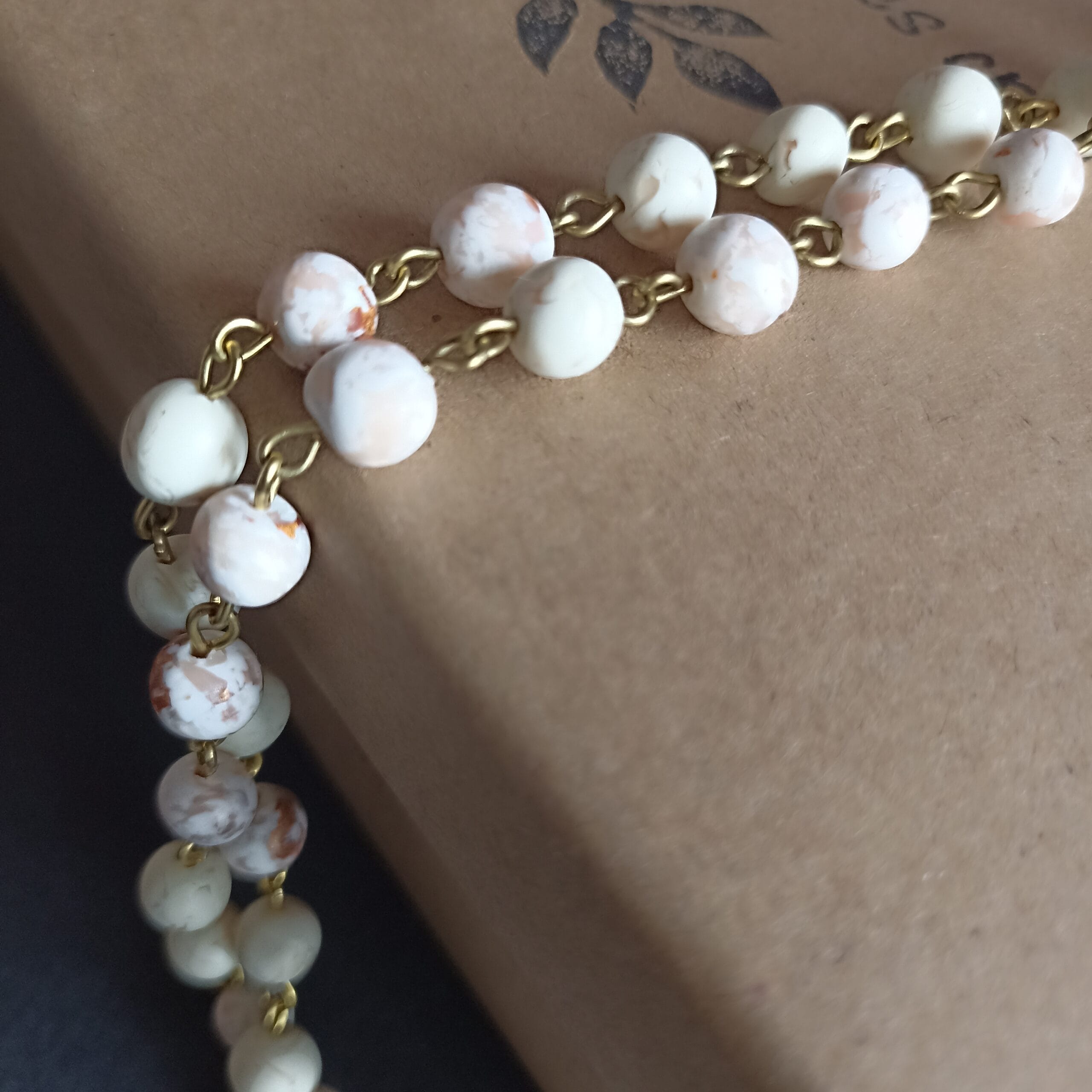 Détails des perles nacrées du collier Océane.