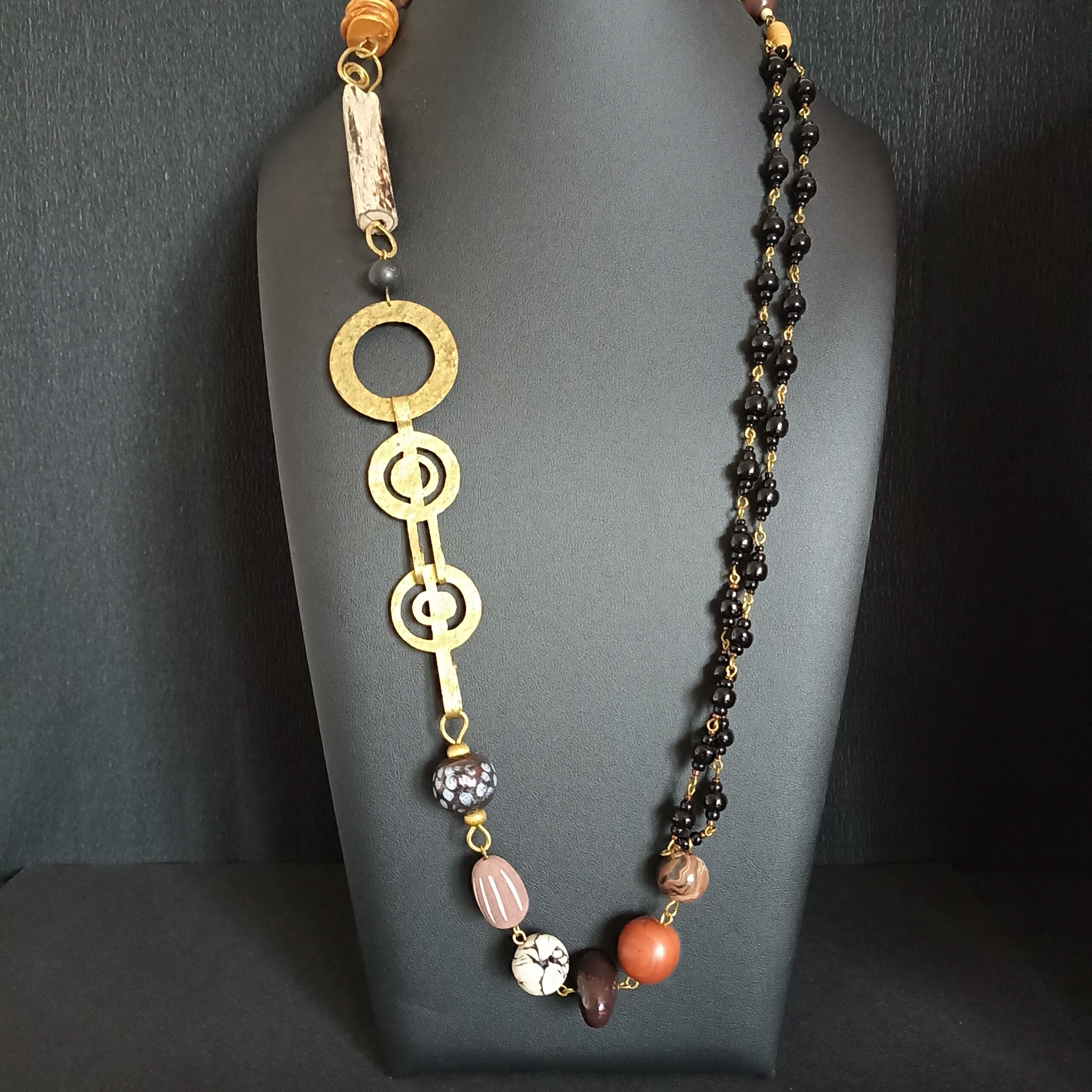 Collier Naïade en perles de verre noir, bois flotté et polymère, sur un buste de présentation.