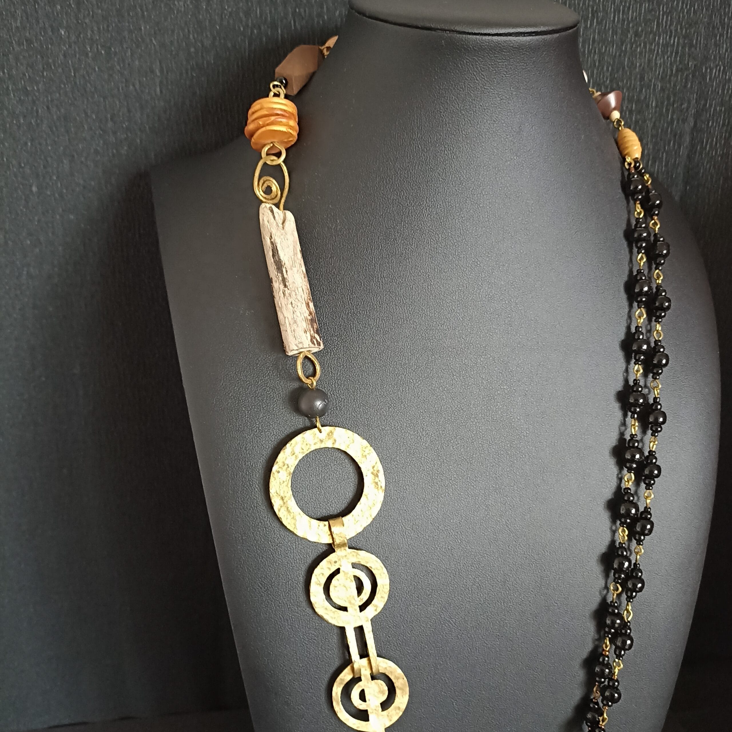 Vue rapprochée sur le collier Naïade posé sur son buste de présentation.