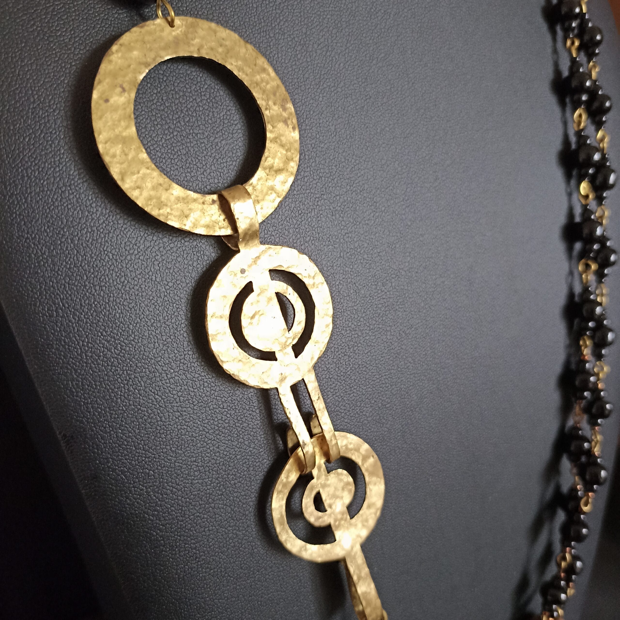 Détail du fermoir en laiton martelé du collier Naïade.