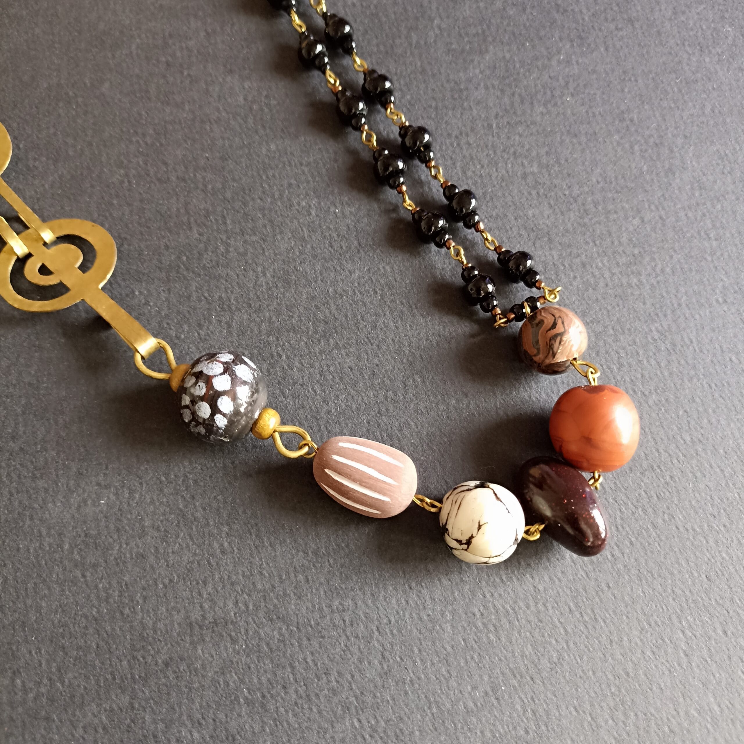 Gros plan sur des perles du collier Naïade en verre et polymère.