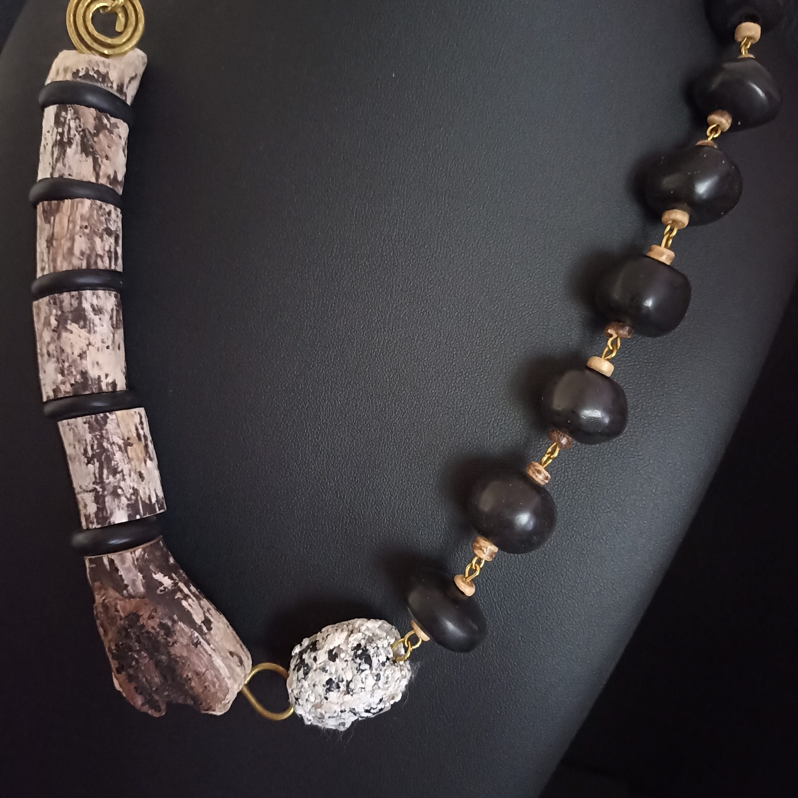 Gros plan sur le collier Ecorce en bois flotté sur son buste de présentation.