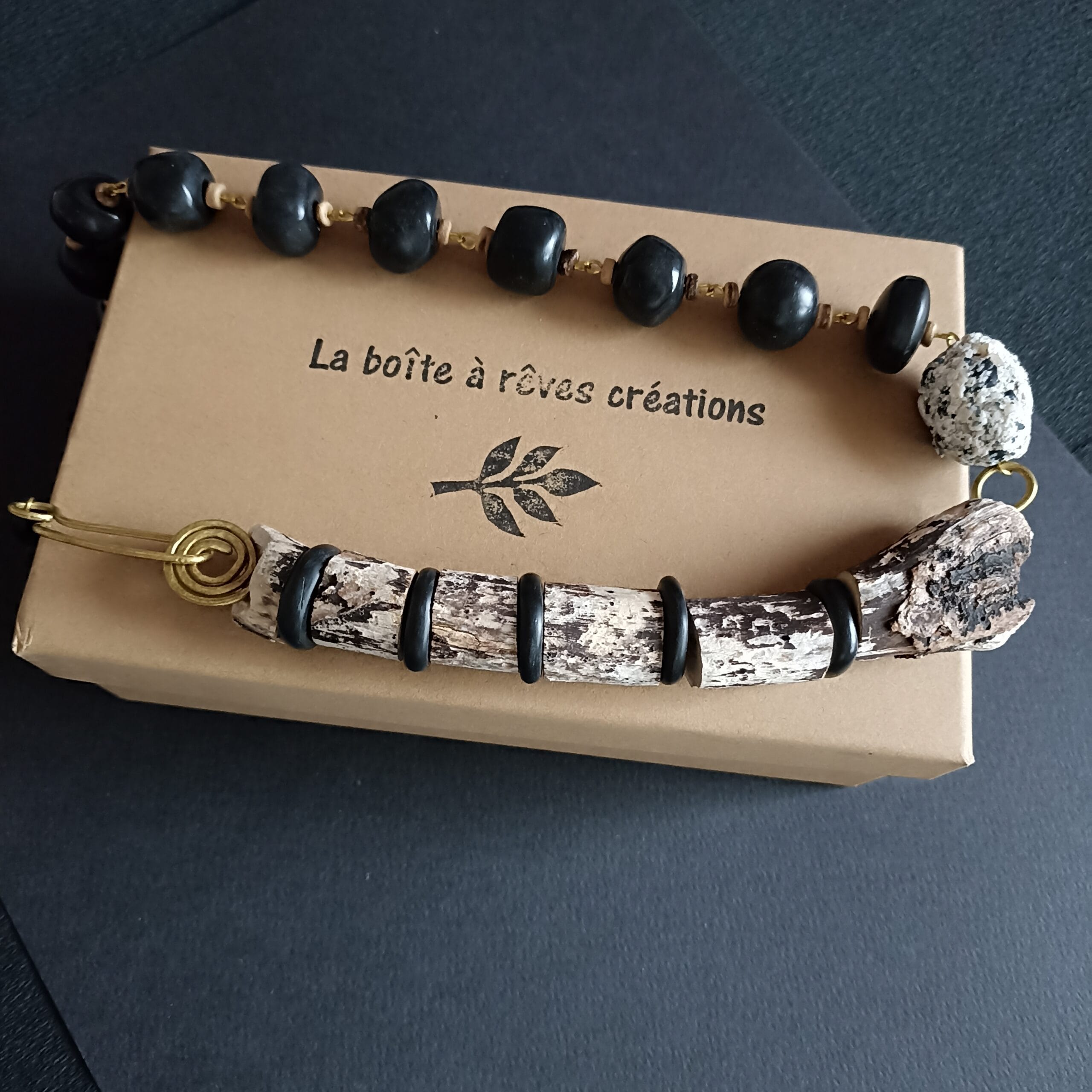 Collier Ecorce posé sur son écrin au logo de la marque La boîte à rêves créations.