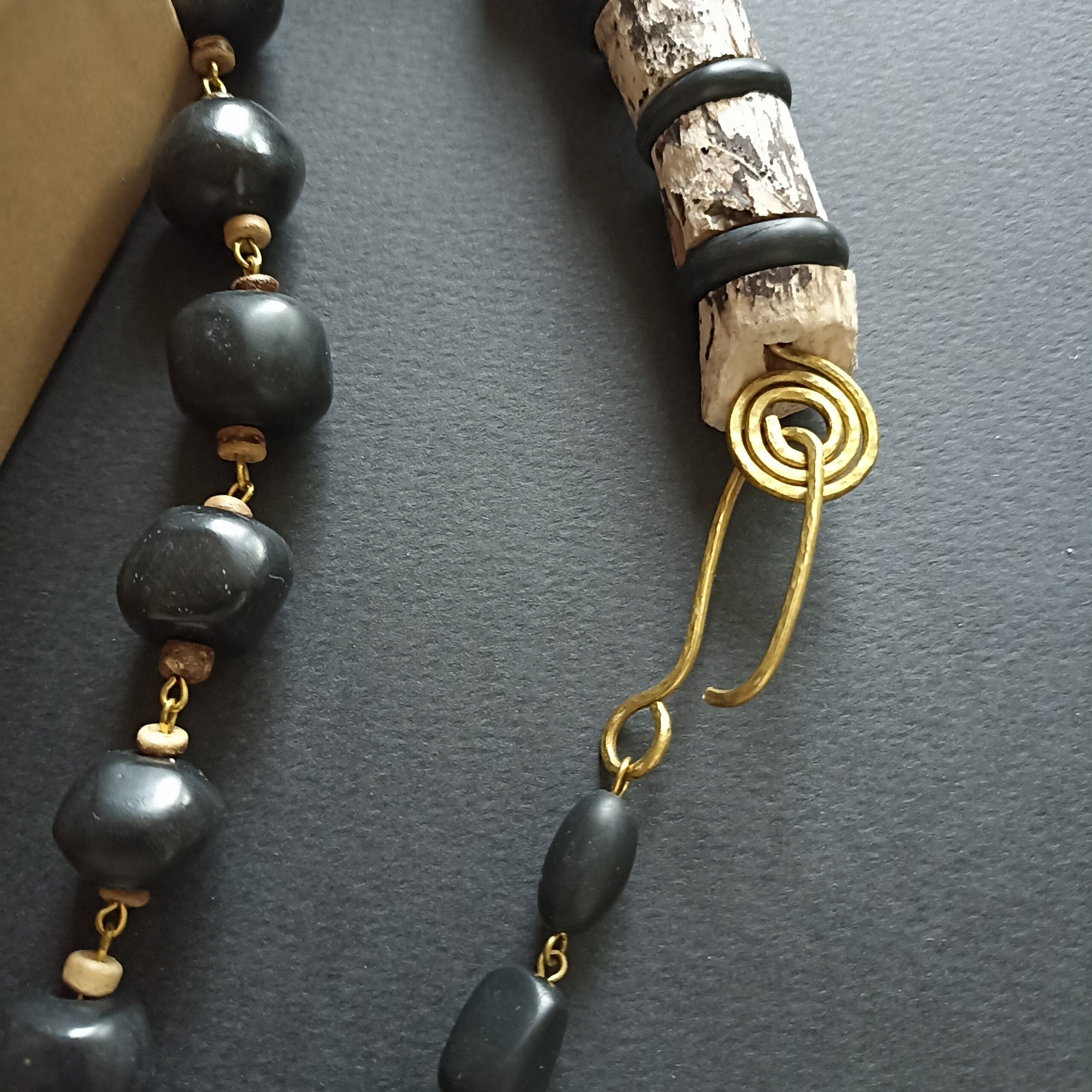 Détail du fermoir en laiton martelé du collier Ecorce.