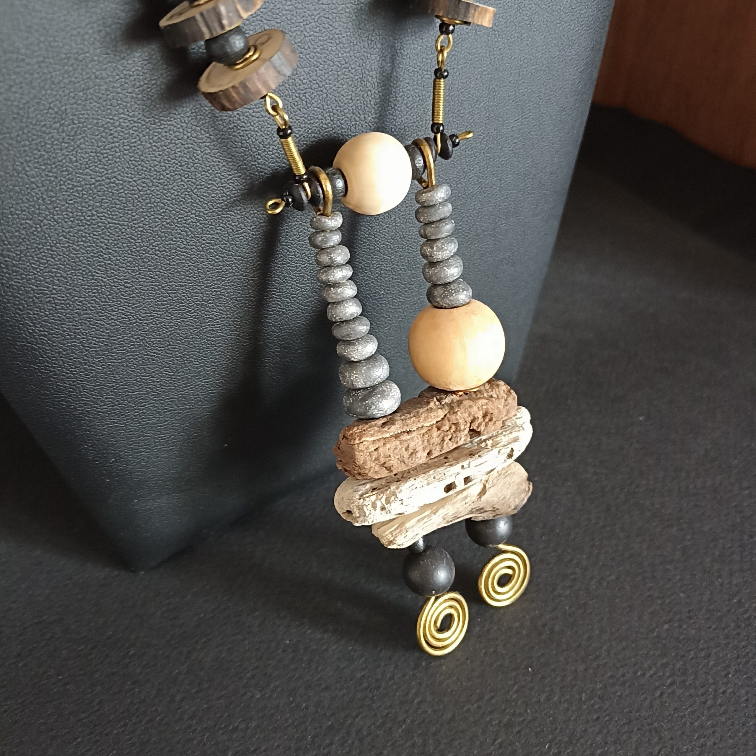 Détail du pendentif du collier Cairn et ses empilements de bois flotté.