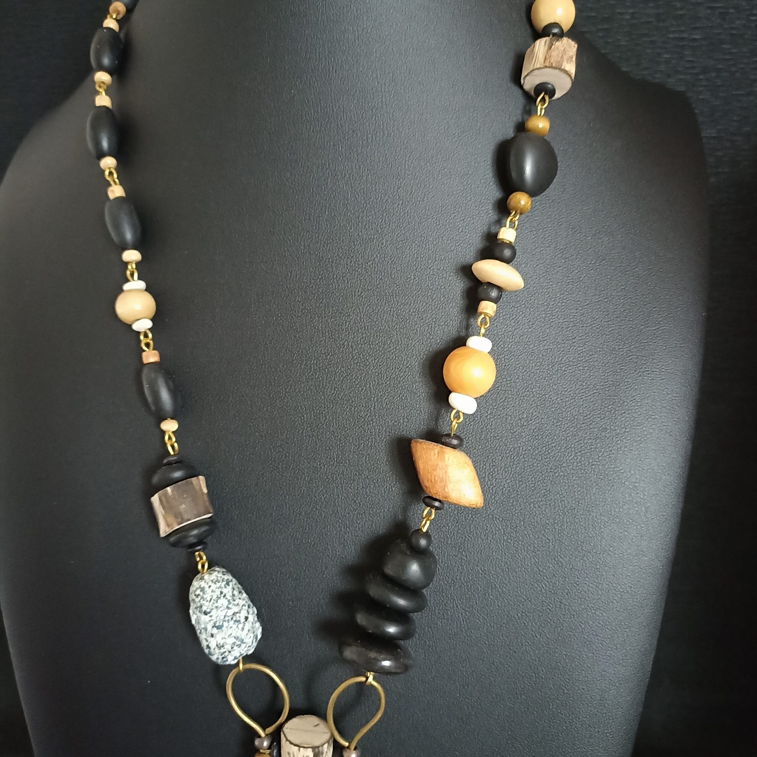 Plan rapproché du collier Rivage avec ses perles en bois et polymère.