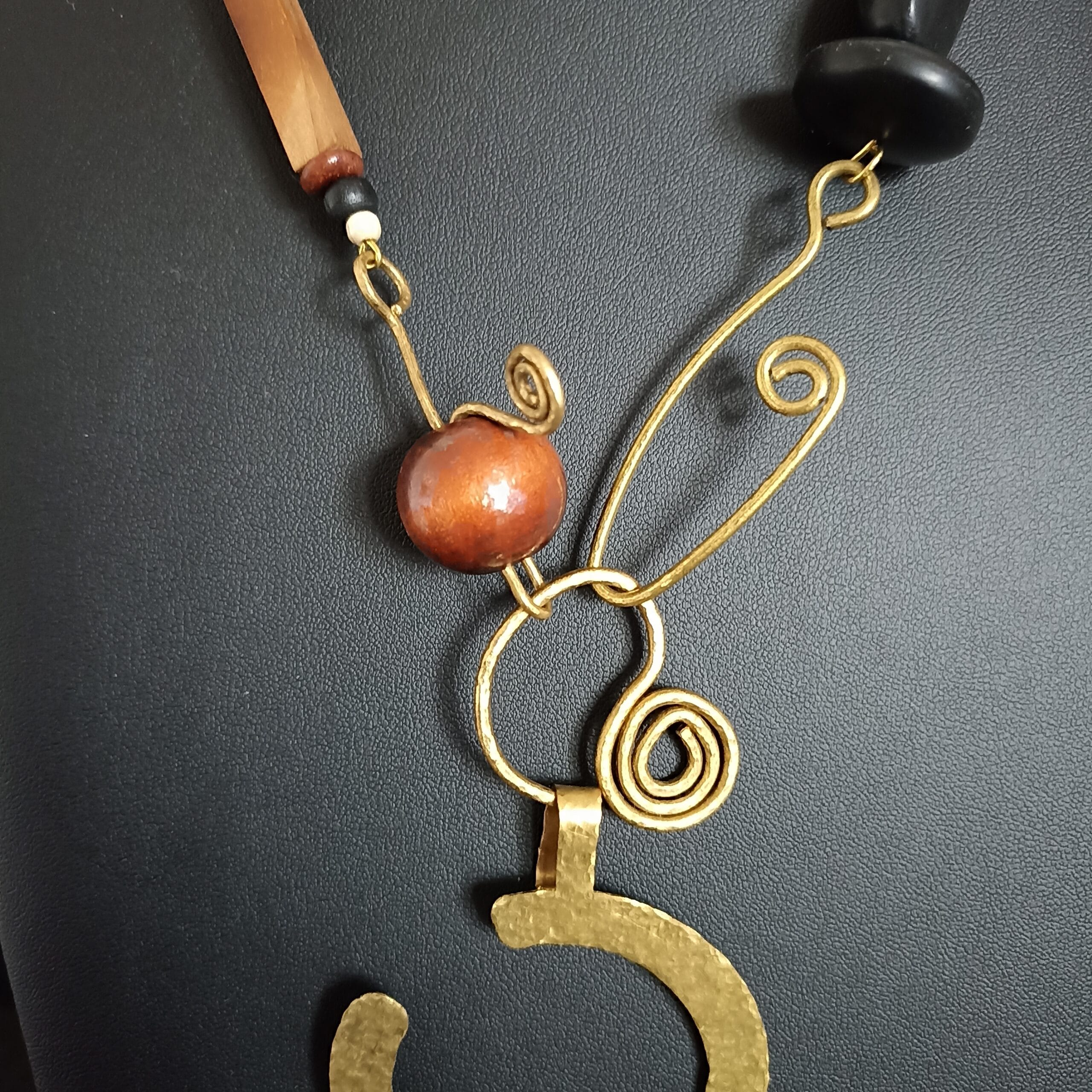 Détail d'une perle sur le pendentif du collier Abysse.