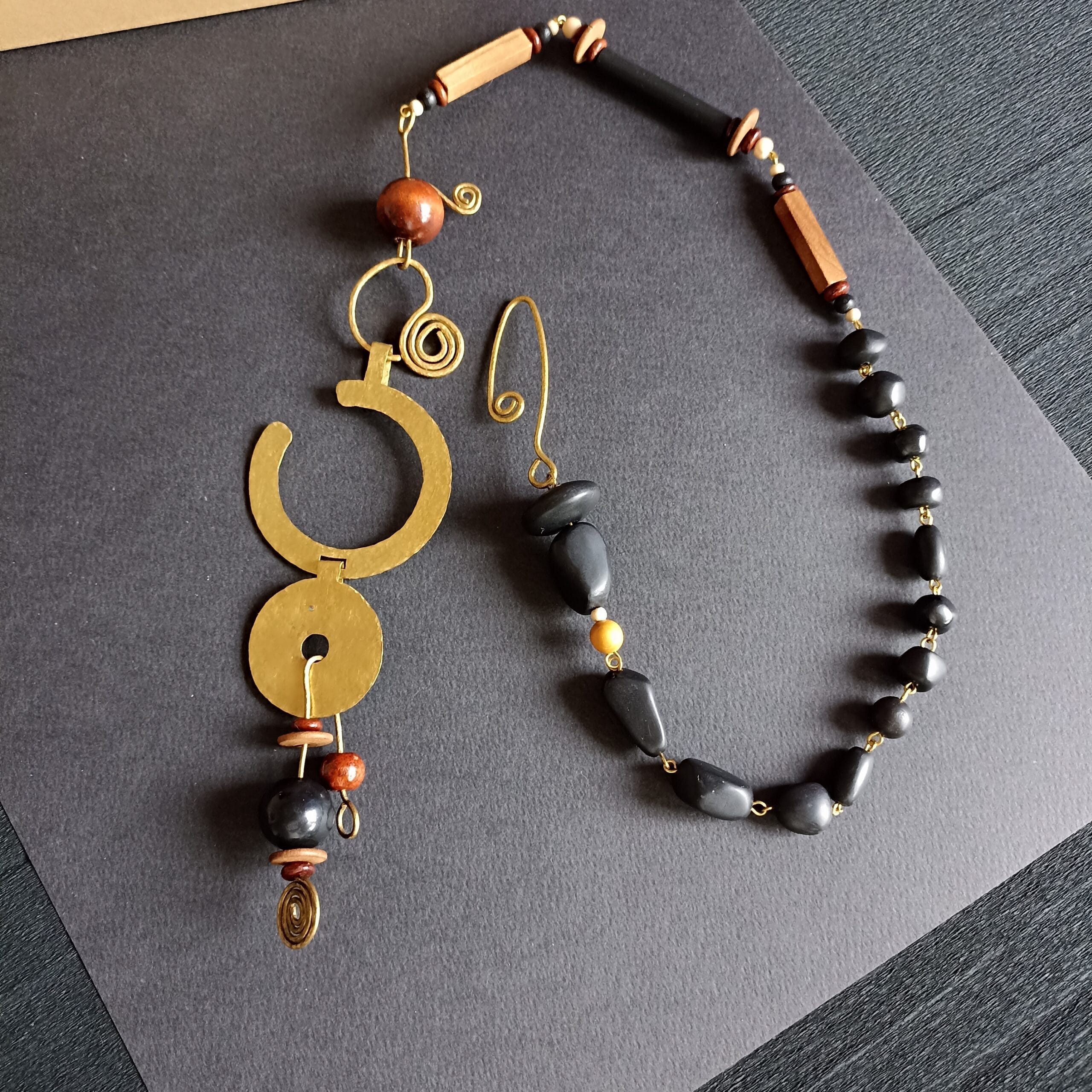 Collier Abysse posé sur un fond noir avec son fermoir ouvert.