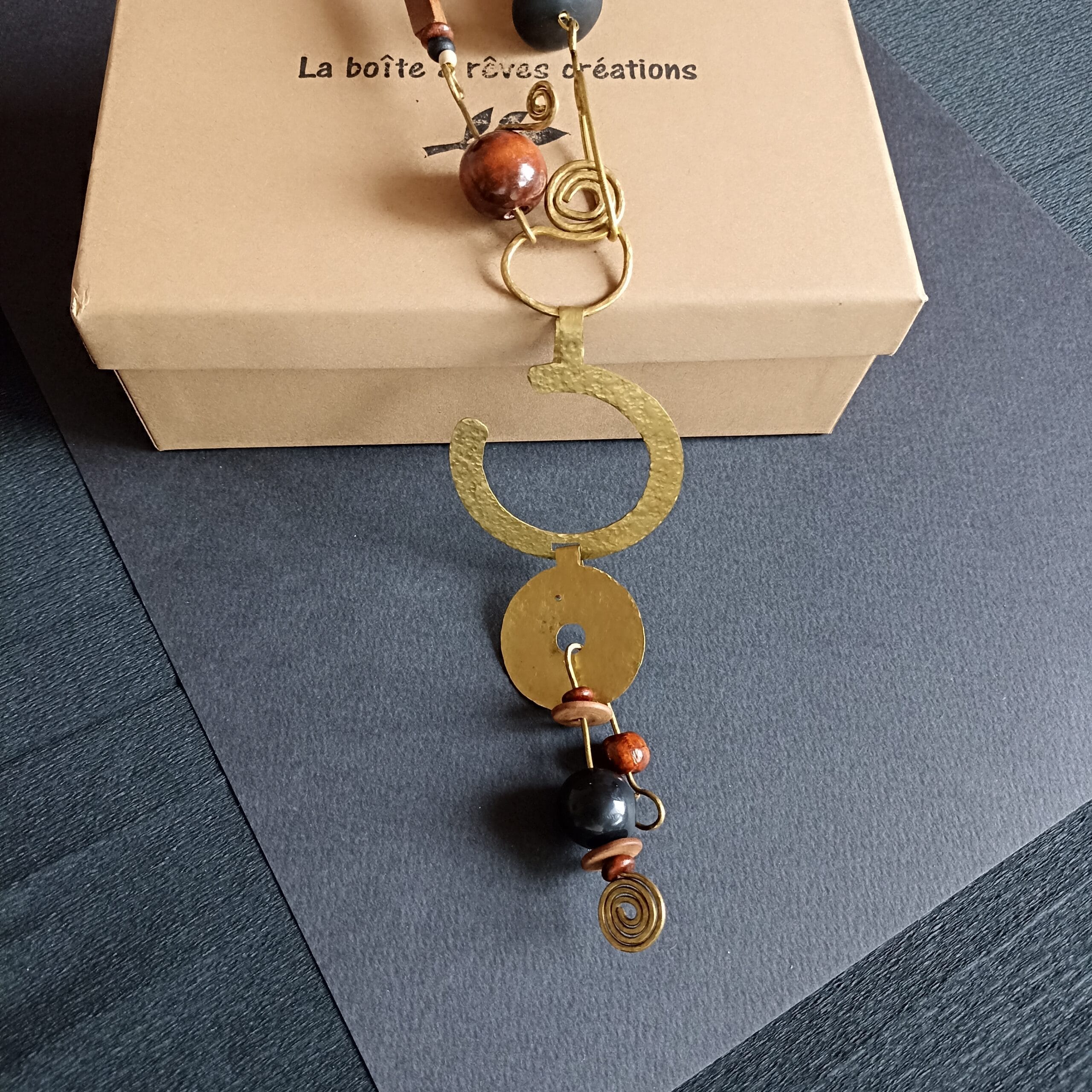 Collier Abysse posé sur son écrin.